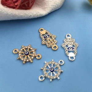 Makroaufnahme von Hamsa Hand und Steuerrad Glücksbringer mit bösem Blick für DIY Schmuck