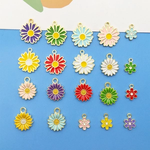 Detailaufnahme bunter Emaille-Gänseblümchen-Anhänger in verschiedenen Größen und Farben