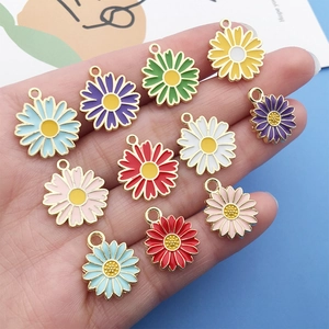 Makroaufnahme bunter Emaille-Gänseblümchen-Anhänger für DIY-Schmuckherstellung und Handwerk