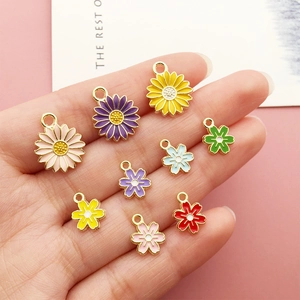 Detailansicht bunter Emaille-Blumenanhänger für DIY-Schmuck, präsentiert in der Hand