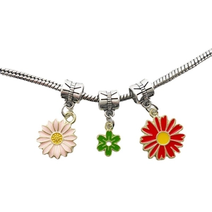 Silbernes Schlangenarmband mit drei bunten Emaille-Gänseblümchen-Anhängern