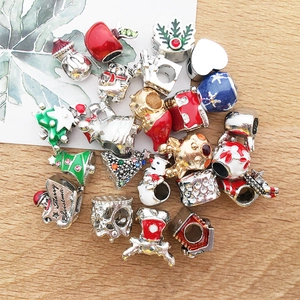 Détails de charms de Noël avec bonhomme de neige renne et cloches sur bois