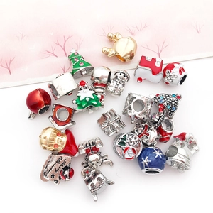 Set de breloques de Noël avec bonhomme de neige, renne et sapin en émail rouge et vert
