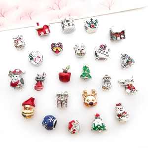 Collection détaillée de breloques de Noël avec motifs émaillés de Père Noël et de bonhomme de neige
