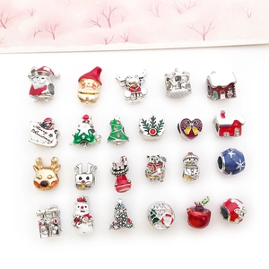 Collection de 24 breloques de Noël en émail avec Père Noël, bonhomme de neige et renne