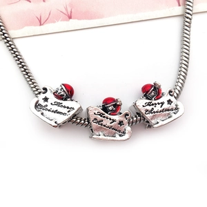 Bracelet chaîne serpent argentée avec pendentifs traîneau du Père Noël en émail rouge et gravures