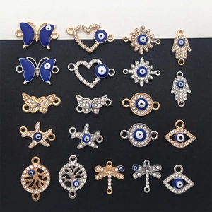 Dettaglio di ciondoli Occhio del Male con smalto blu e strass per gioielli fai-da-te