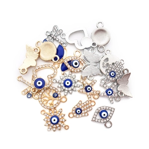 Mix di ciondoli malocchio in oro e argento con albero della vita e connettori stella