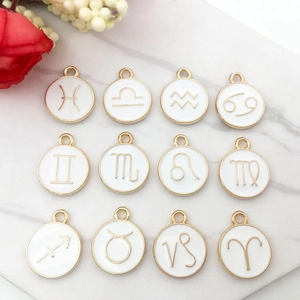 Set mit 12 weißen Emaille-Zodiac-Anhängern mit goldenen Sternzeichen-Symbolen