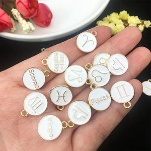 Detail von Tierkreiszeichen-Anhängern mit weißer Emaille und Goldlegierung für DIY-Ketten