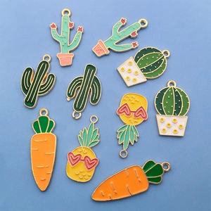 Vue détaillée de breloques émaillées en forme de cactus et d'ananas pour bijoux DIY
