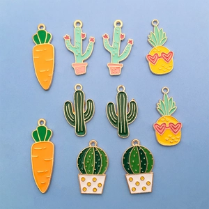 Détails de pendentifs végétaux en émail coloré avec carotte cactus et ananas
