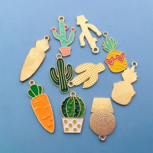 Vue détaillée de pendentifs émaillés colorés carotte cactus et ananas avec dos en métal