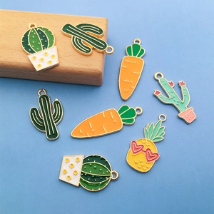 Détail de breloques en émail coloré avec cactus, carotte et ananas pour bijoux DIY