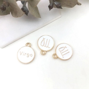 Makroansicht von weißem Jungfrau-Emaille-Anhänger mit Goldlegierung für DIY-Schmuck