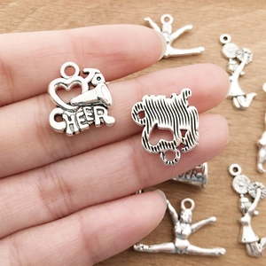 Dettaglio di ciondoli da cheerleader in argento antico per creazione gioielli DIY