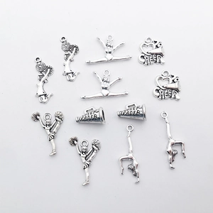 Dettaglio di ciondoli da cheerleader in argento vintage con megafono per bracciali fai-da-te