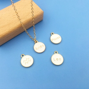 Detailansicht der Sternzeichen-Kette mit Aries- Pisces- Leo- und Wassermann-Anhänger