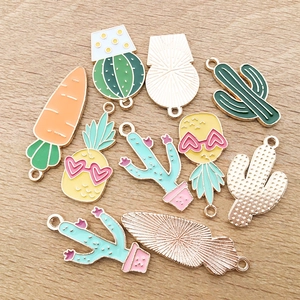 Pendentifs émaillés colorés de fruits et cactus pour création de bijoux sur bois
