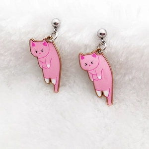 Nahaufnahme der rosa Katzen-Emaille-Anhänger mit weißen Pfoten und Goldkanten