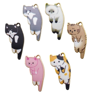 Set mit sechs bunten Katzen-Anhängern aus Legierung mit Tropföl-Finish und Ösen