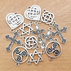 Ensemble de breloques en alliage d'argent antique avec cœur celtique et symboles triskèle