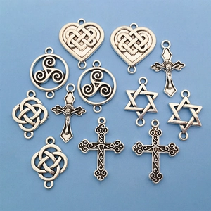 Détail macro de pendentifs en alliage argenté antique avec nœuds celtiques et cœurs