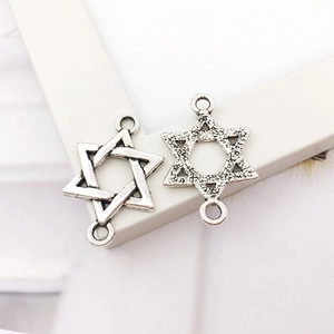 Vue macro de connecteurs de bijoux étoile de David en argent avec finitions variées