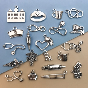 Lot de 20 breloques médicales vintage en alliage de zinc argenté avec stéthoscopes et chapeaux d'infirmière