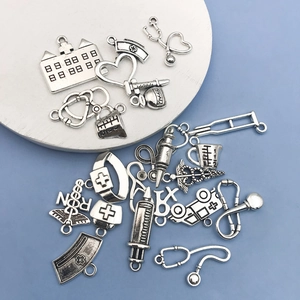 Ensemble détaillé de breloques médicales argentées avec stéthoscopes et pendentifs d'infirmière
