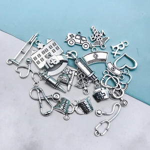 Détail de breloques médicales en argent avec stéthoscope et seringue pour bijoux DIY