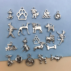 Sortiment an Vintage-Hundeanhängern aus Silber für DIY-Schmuckherstellung
