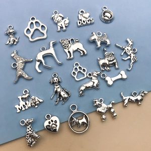 Detaillierte Sammlung antiker silberner Hund- und Knochenanhänger für DIY-Schmuck