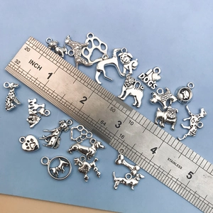 Vielfalt an antiken Hundeanhängern und Knochencharms für DIY-Schmuckherstellung