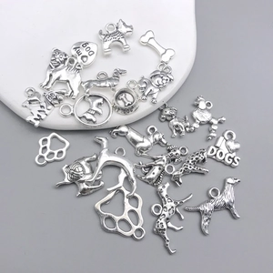 Makroaufnahme verschiedener Hundemotive und Knochenanhänger aus antikem Silber für DIY-Schmuck