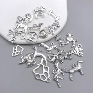 Antiksilberne Hundeanhänger Set mit Pfotenabdrücken Knochen und Herzanhängern für DIY-Schmuck