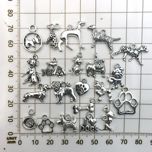 Antiksilberne Hundianhänger-Kollektion inklusive Pudel und Bulldogge für DIY-Schmuck