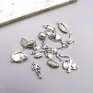 Détails de pendentifs de football argentés vintage avec casques et joueurs pour bijoux DIY