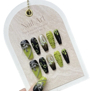 Unghie finte punk fatte a mano verde neon e nero con croce d'argento e catena d'arte