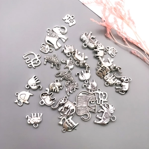 Détail de breloques éléphant en argent vintage avec gravure Buena Suerte pour bijoux DIY