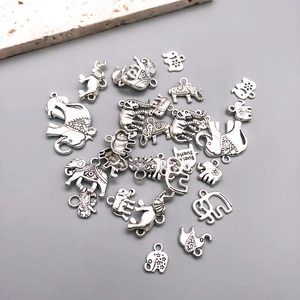 Vue détaillée de divers pendentifs éléphants en argent antique pour bijoux DIY