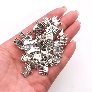 Main tenant des breloques éléphant en argent antique pour la création de bijoux DIY