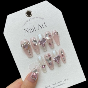 Faux ongles miroirs roses avec cœurs en cristal et lunes argentées sur pointes cercueil