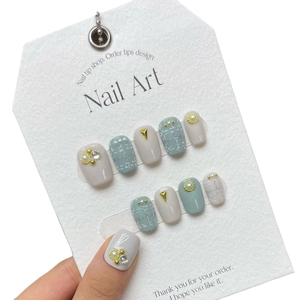 Faux ongles élégants à motif tweed bleu clair avec perles et clous dorés