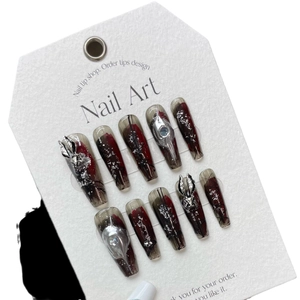 Unghie finte lunghe a bara sfumate rosso scuro con conigli in metallo e decorazioni punk