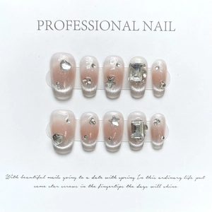 Faux ongles œil de chat roses avec strass scintillants et cristaux en forme de cœur