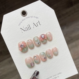 Kit de faux ongles faits main avec dégradé rose et vert et breloques de nœud et cœur