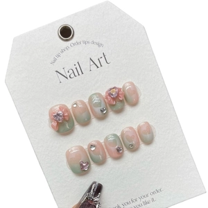 Faux ongles dégradés rose et vert avec cœurs 3D, perles et cristaux sur support