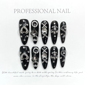 Handgefertigte Gothic Schwarz Silber Press On Nägel Set Legierung Herz Kreuz Metall Charms Strass Lange Stiletto Kunstnägel Für Damen Party