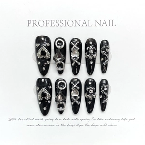 Gothic schwarze Kunstnägel mit silbernen Herz- und Kreuz-Anhängern in langer Stiletto-Form